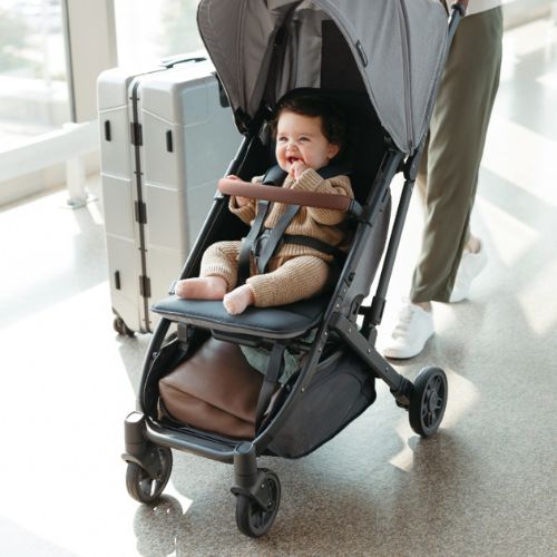 Silla de paseo Uppababy Minu V2 plegada, apta para viajar en cabina de avión